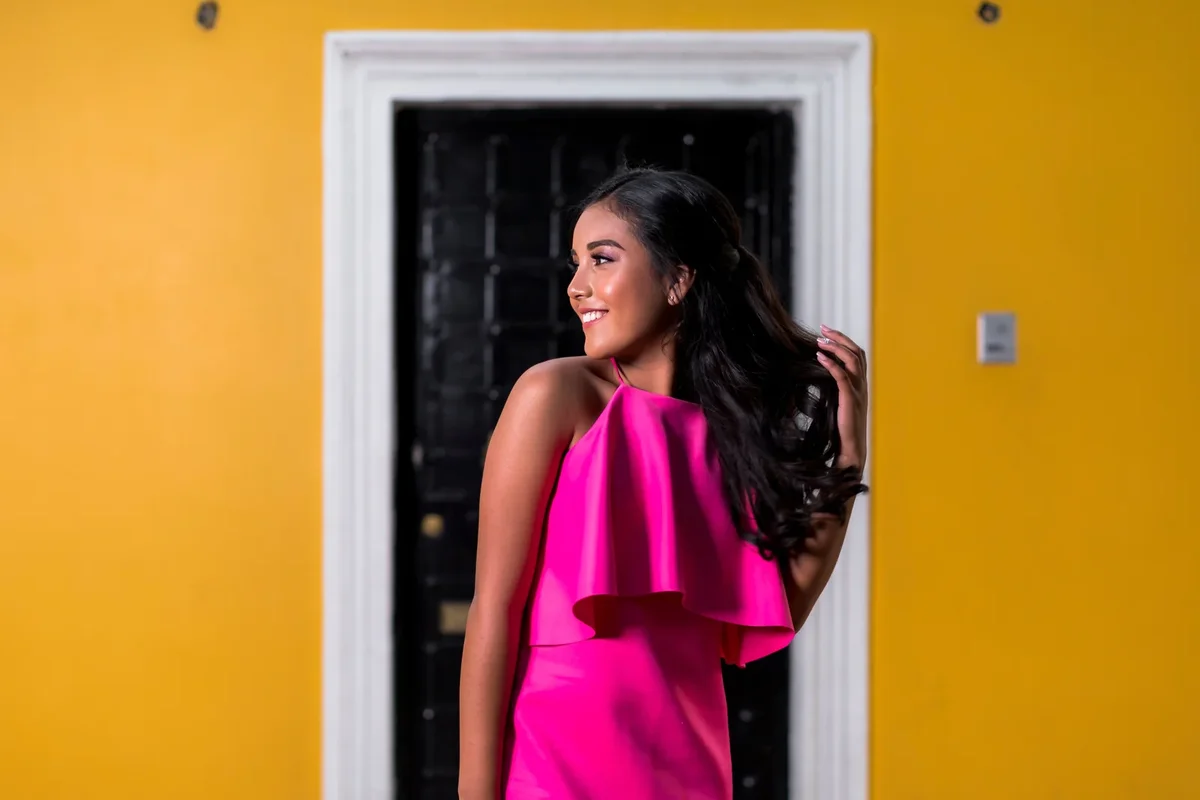 couleur de vêtement pour les femmes brunes
