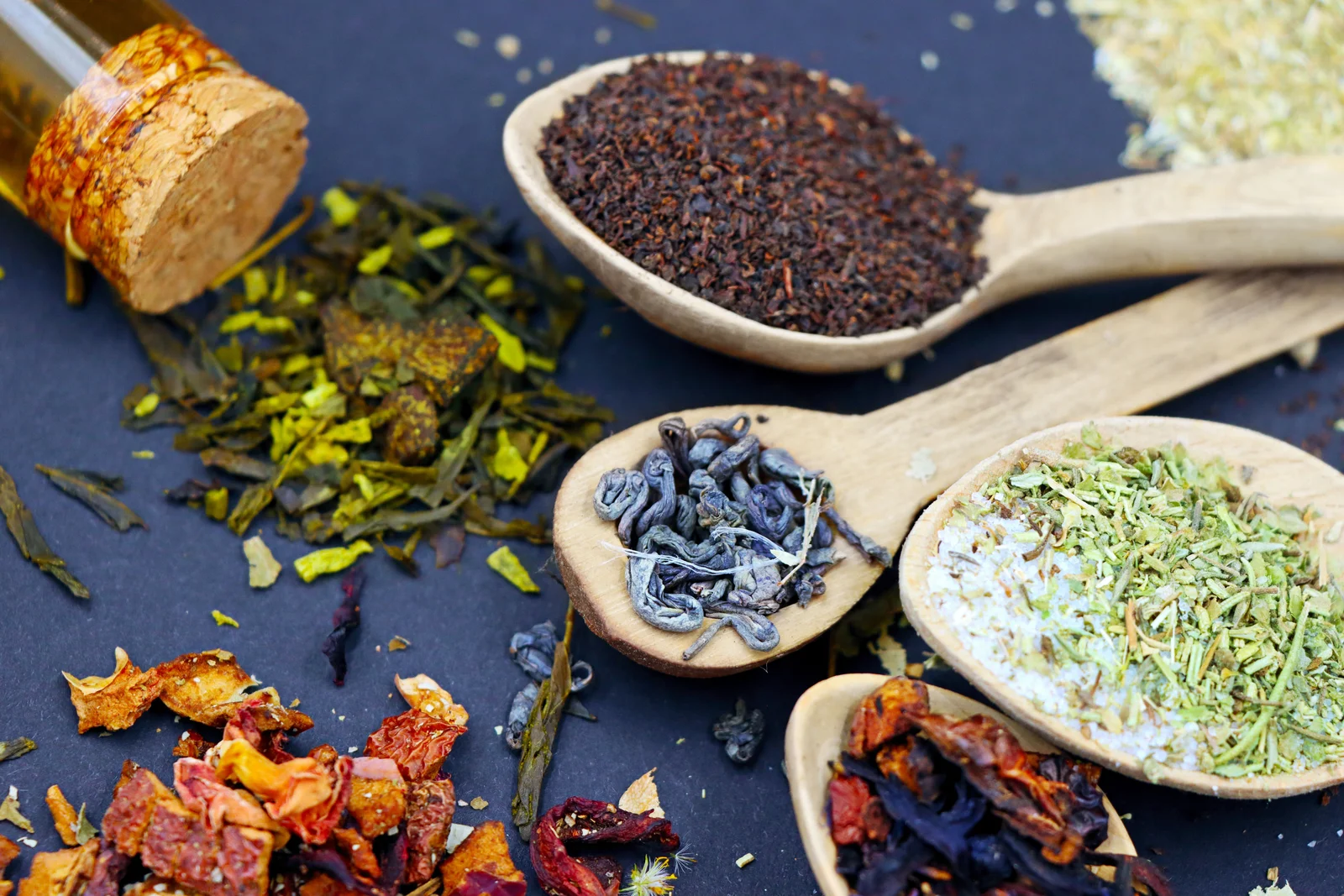 Plantes séchées pour tisane présentées dans un bol en bois