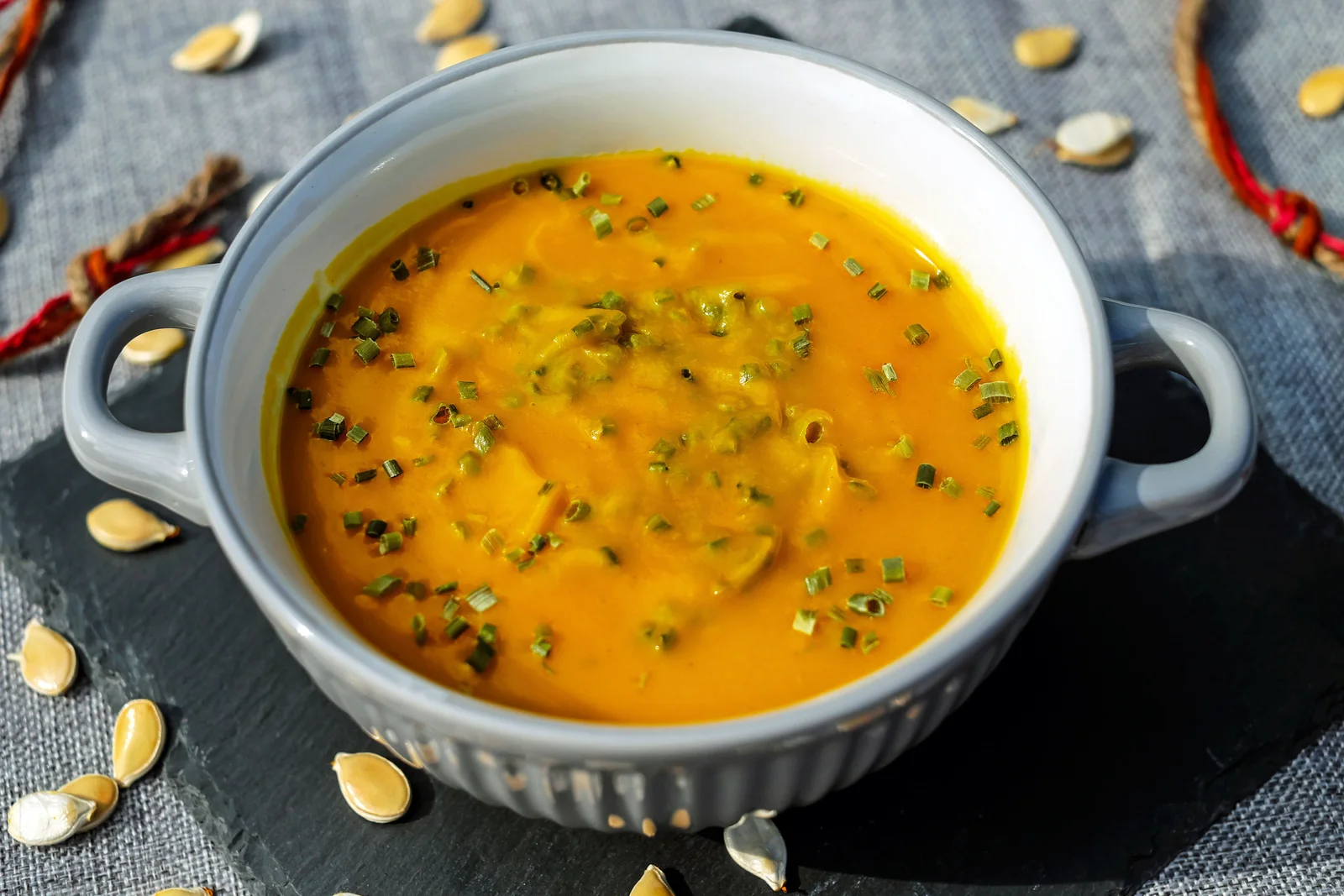 Soupe de légumes et salade servies en entrée