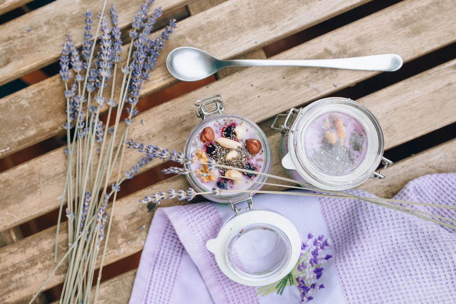 Pudding de graines de chia trempées servi en verrine avec des fruits rouges