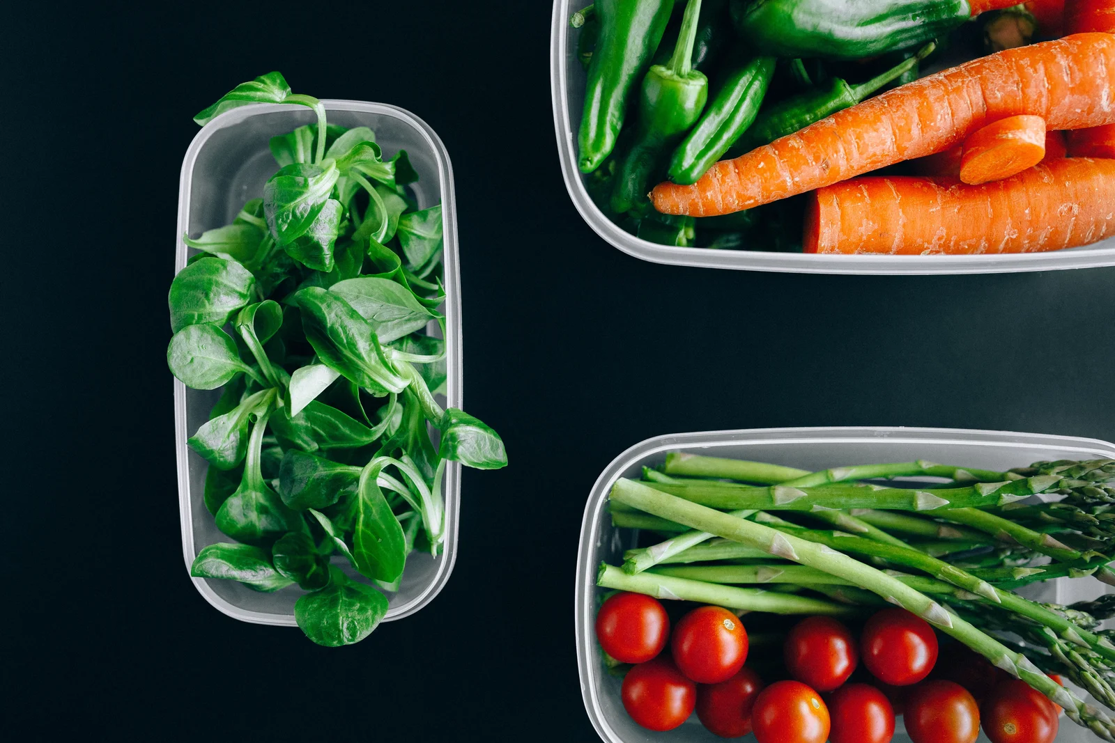 Repas préparés à l'avance dans des boîtes avec des légumes frais