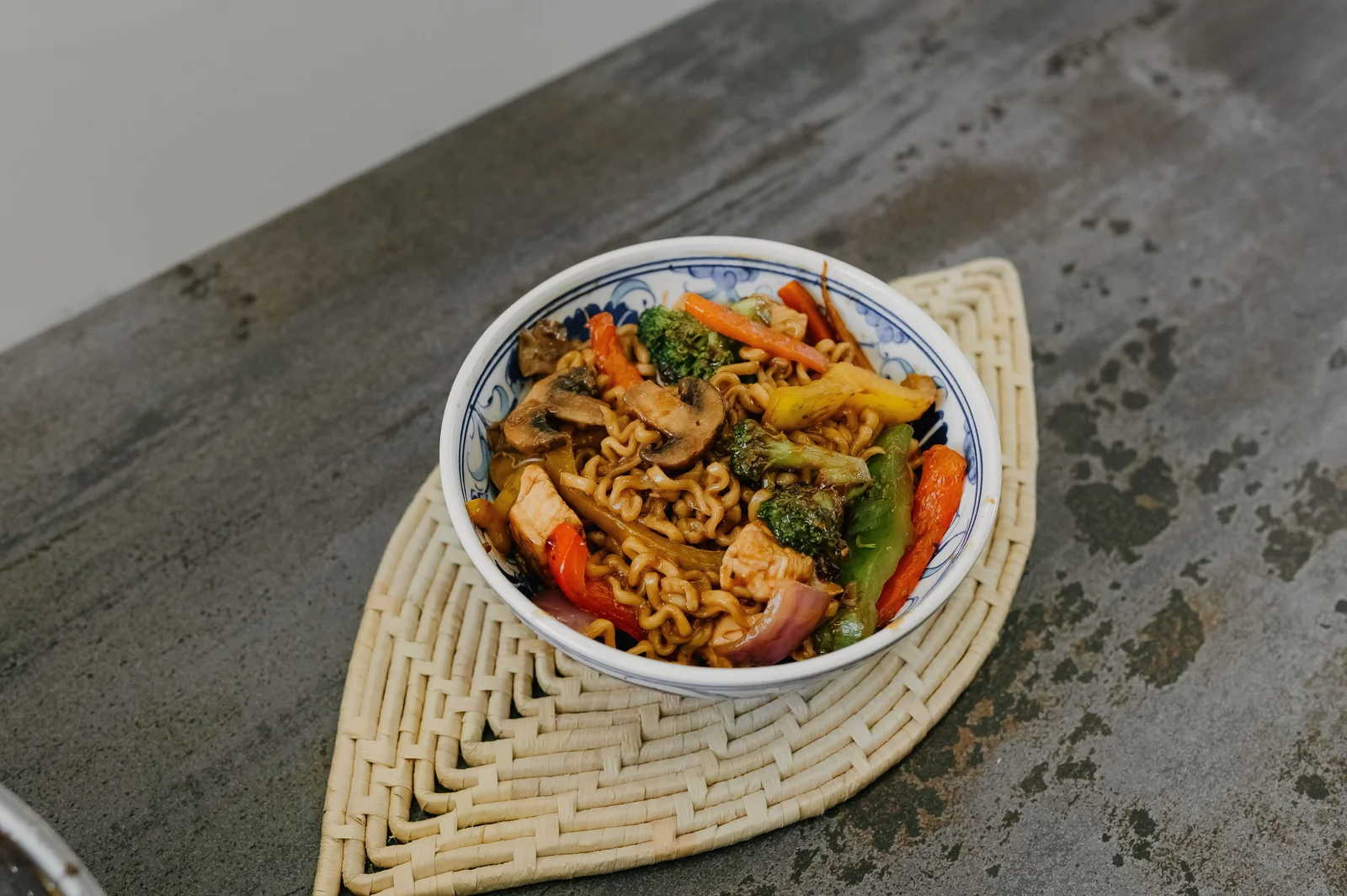 Nouilles de konjac servies avec des légumes