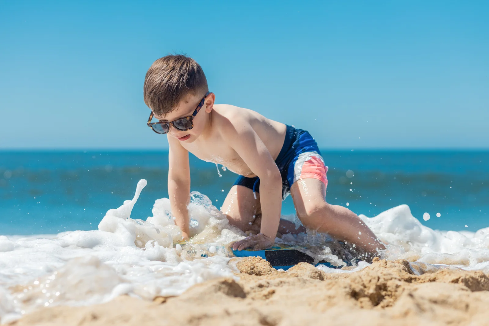 Enfant portant ses lunettes de soleil pendant une journée en extérieur