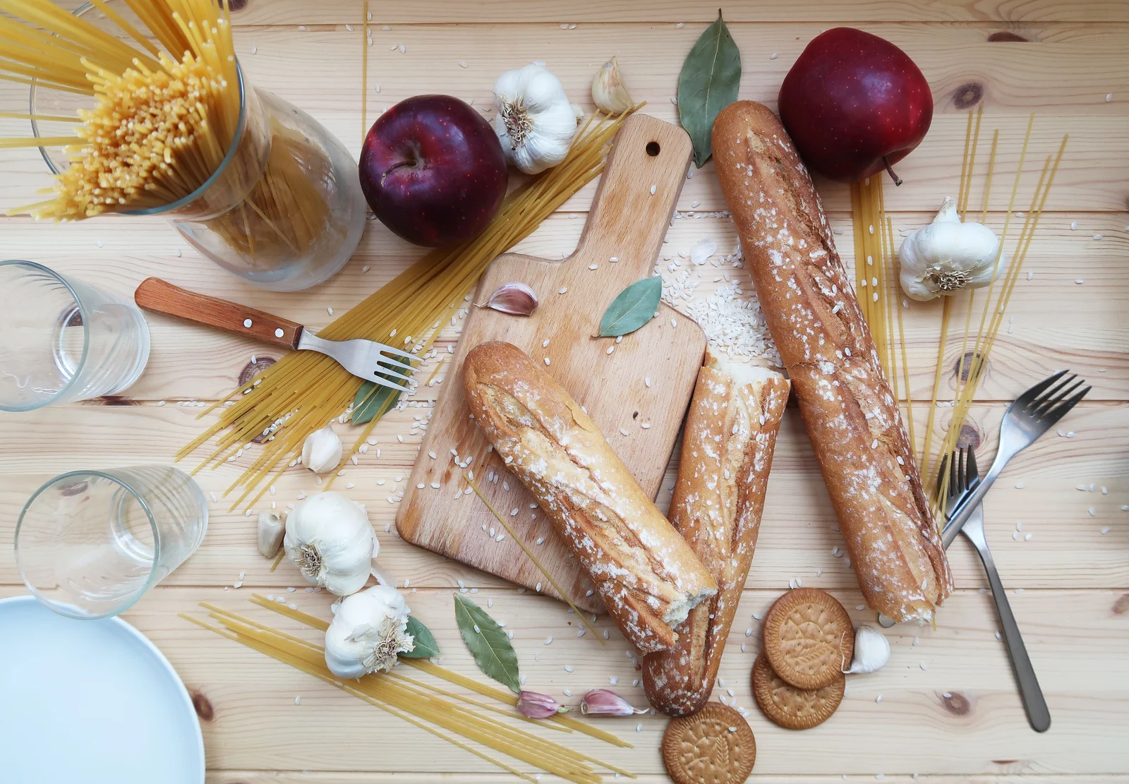 Oignon, ail, pommes et pain, aliments riches en FODMAP